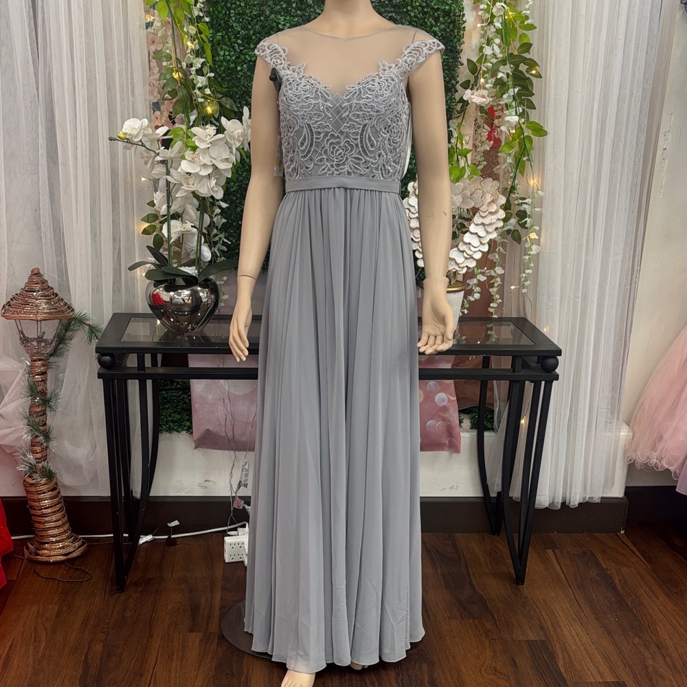 Chic Lace Maxi Dress in Gray